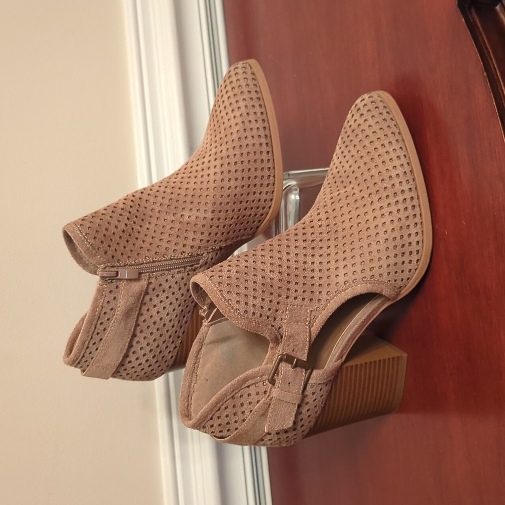 Mark & Maddux Size 8.5 Tan Booties- Like New